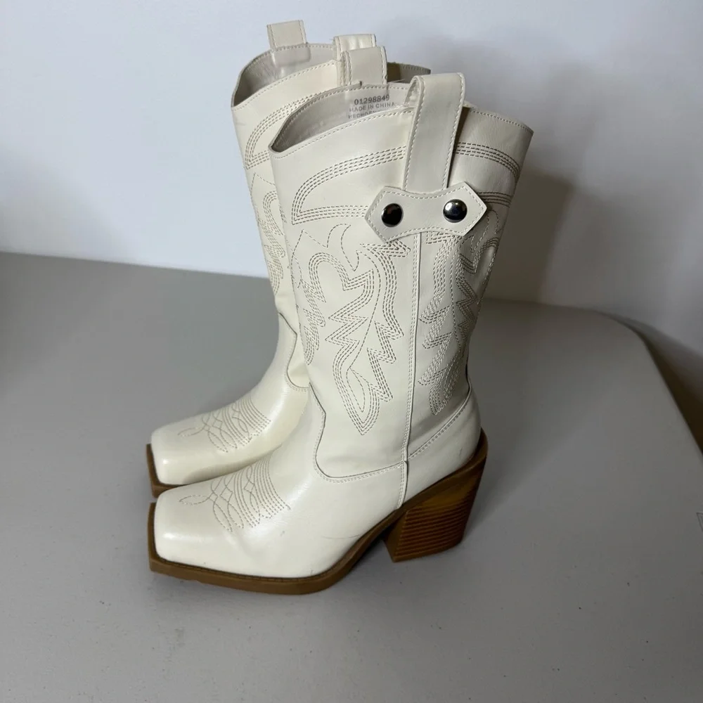 Forever 21 Stylish Cream Western Boots‎ - Picture 2 of 6